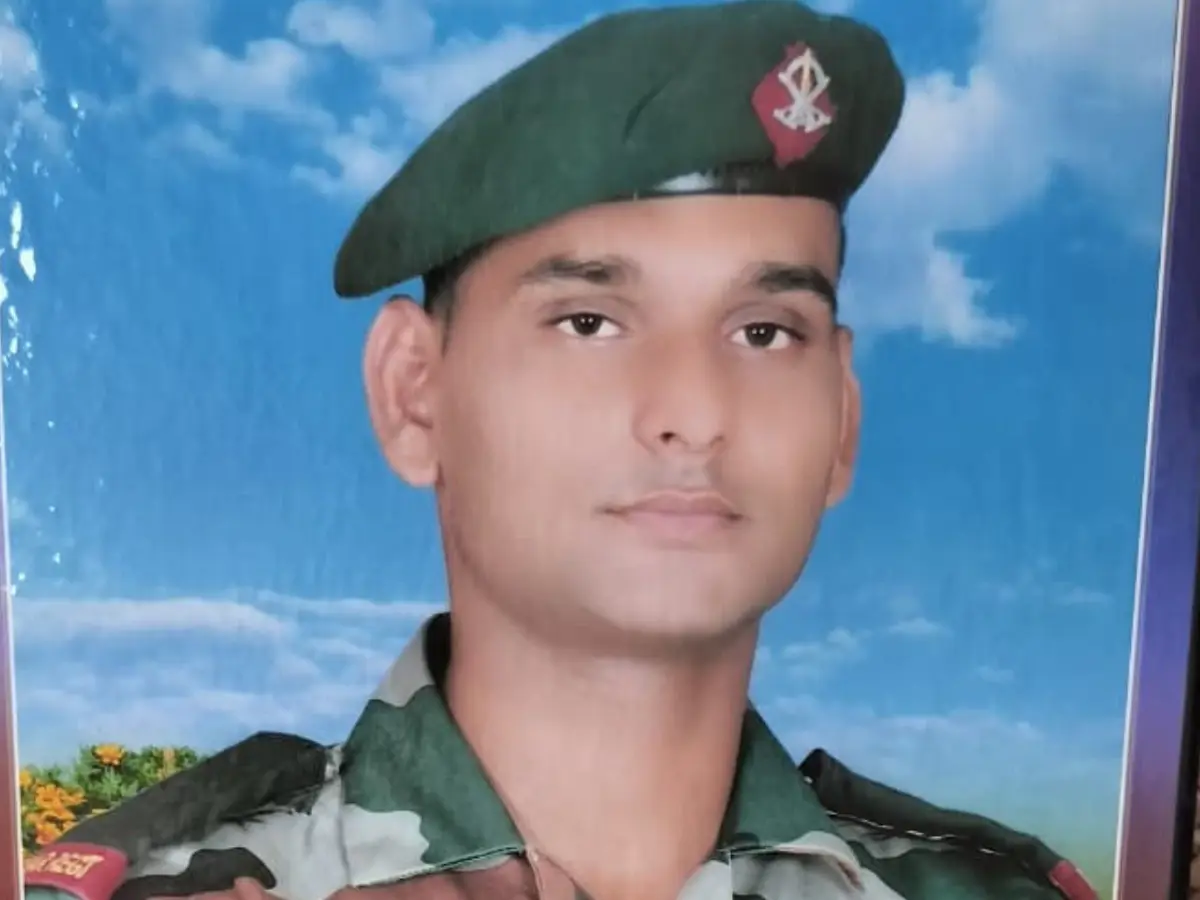 जम्मू-कश्मीर में भारी बर्फबारी में शहीद हो गए थे जवान देवेंद्र गुर्जर, जानें कहानी जम्मू-कश्मीर में भारी बर्फबारी में शहीद हो गए थे जवान देवेंद्र गुर्जर, जानें कहानी