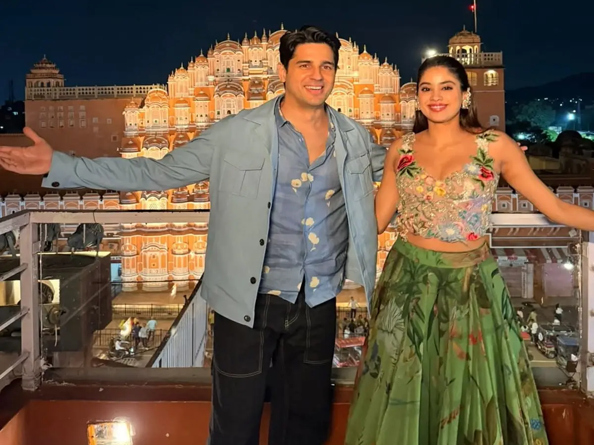 'परम सुंदरी' के प्रमोशन के लिए जयपुर पहुंचे सिद्धार्थ और जान्हवी, 'खम्मा घणी' कहकर लूट लिए दिल 'परम सुंदरी' के प्रमोशन के लिए जयपुर पहुंचे सिद्धार्थ और जान्हवी, 'खम्मा घणी' कहकर लूट लिए दिल