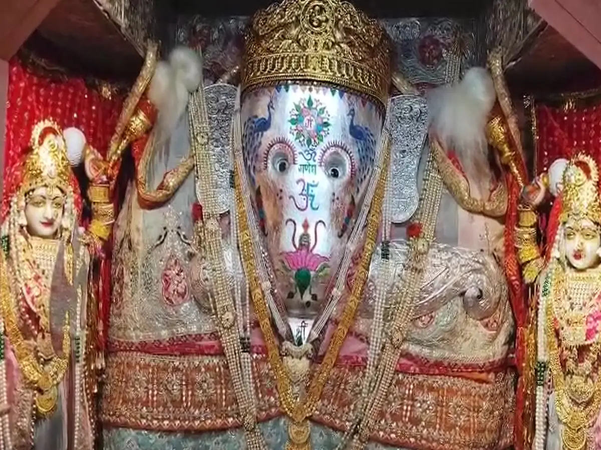 जयपुर में गणेश चतुर्थी पर विशेष संयोंगों में पूजन आज, घरों में स्थापित किए जा रहे बप्पा जयपुर में गणेश चतुर्थी पर विशेष संयोंगों में पूजन आज, घरों में स्थापित किए जा रहे बप्पा