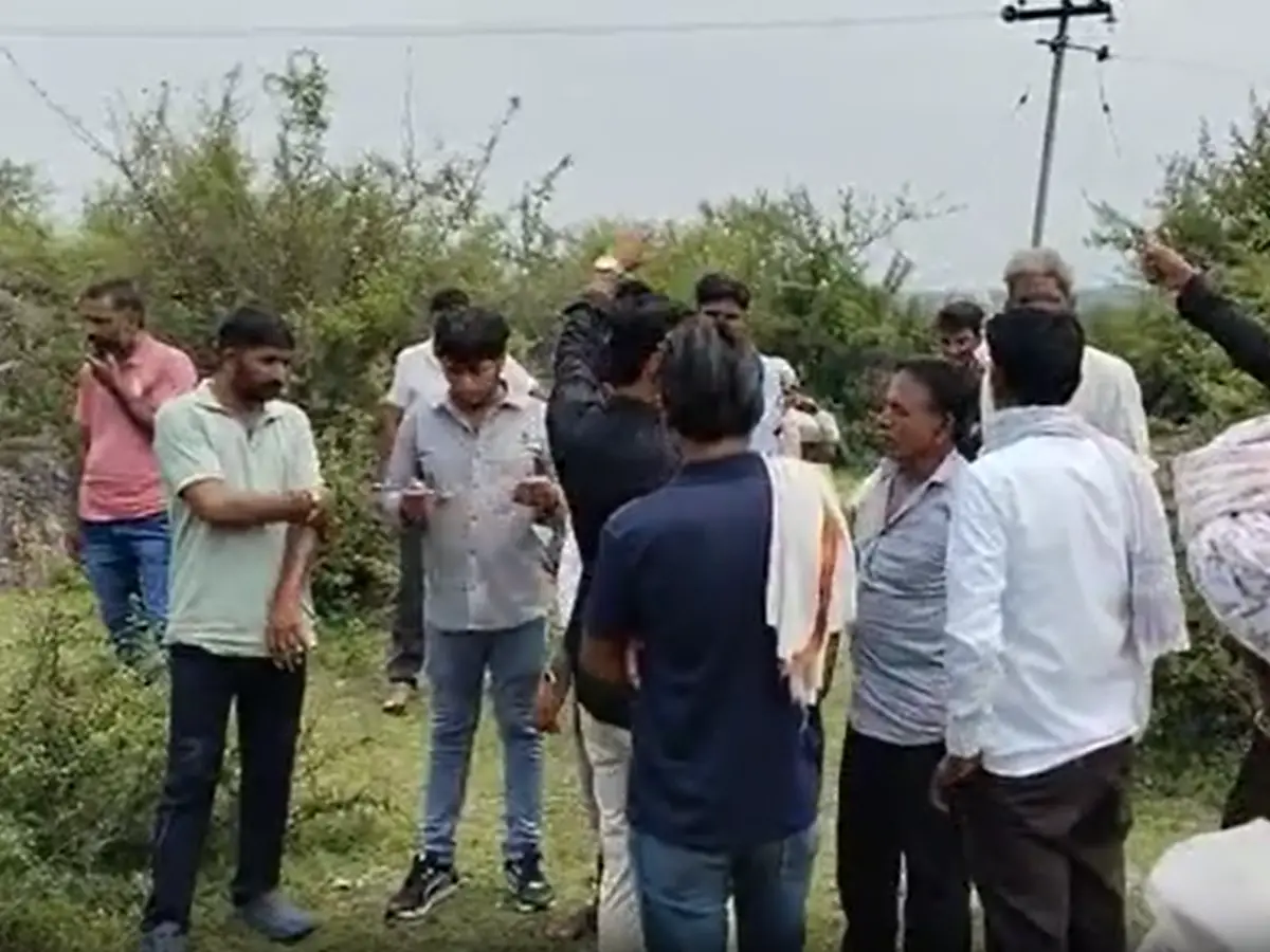 विद्युत लाइन की चपेट में आई दो महिलाएं, हादसे में एक की मौत विद्युत लाइन की चपेट में आई दो महिलाएं, हादसे में एक की मौत