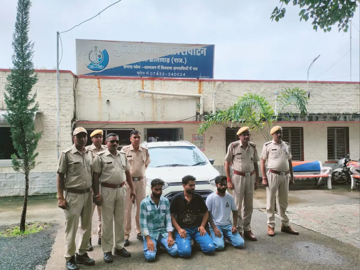 Jhalawar: नशे की डील करने पहुंचे 3 आरोपी गिरफ्तार, ड्रग्स विक्रेता मौके से फरार Jhalawar: नशे की डील करने पहुंचे 3 आरोपी गिरफ्तार, ड्रग्स विक्रेता मौके से फरार