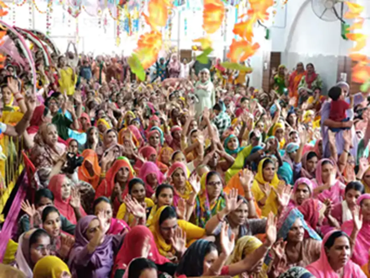 गणेश मंदिर में भक्तों का सैलाब! लड्डुओं का विशाल भोग और भक्तिमय कीर्तन से गूंजा शहर गणेश मंदिर में भक्तों का सैलाब! लड्डुओं का विशाल भोग और भक्तिमय कीर्तन से गूंजा शहर