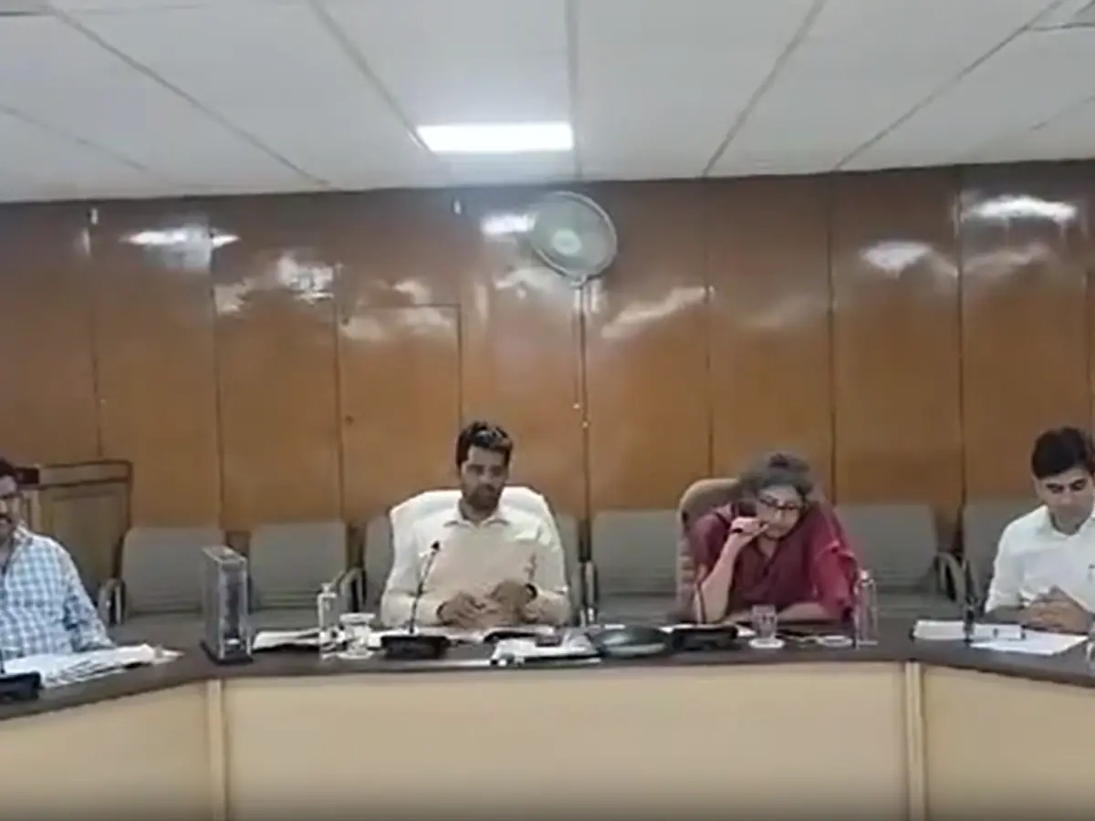 CM भजनलाल शर्मा किसानों के प्रति संवेदनशील, सरकार ने राज्य में बढ़ाई डीएपी आपूर्ति CM भजनलाल शर्मा किसानों के प्रति संवेदनशील, सरकार ने राज्य में बढ़ाई डीएपी आपूर्ति
