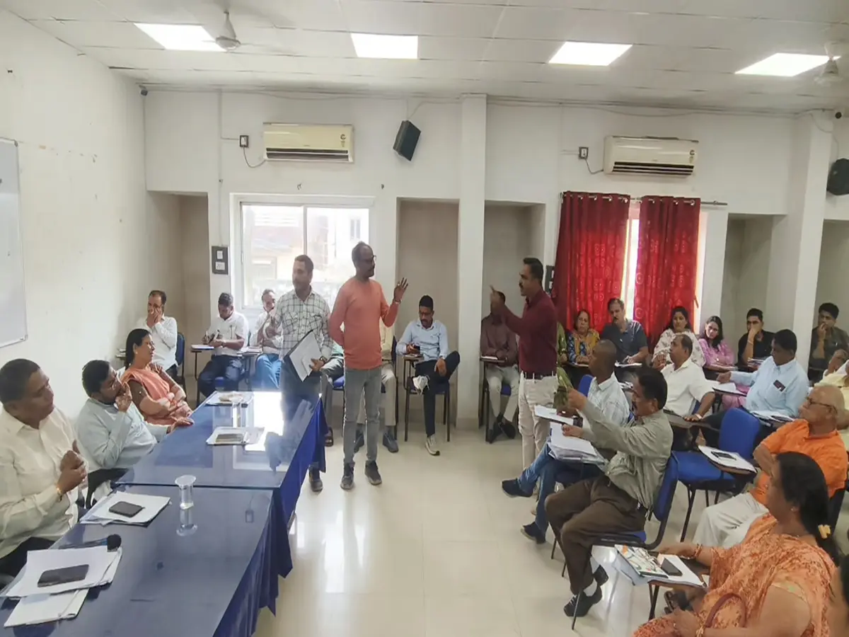 डूंगरपुर नगर परिषद की साधारण सभा की बैठक, RUIDP के कामों को लेकर पार्षदों ने जमकर किया हंगामा