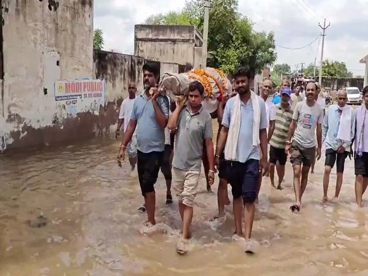 सुजानगढ़ में गंदे पानी से गुजरी शवयात्रा, पार्षद बोले हम शर्मसार