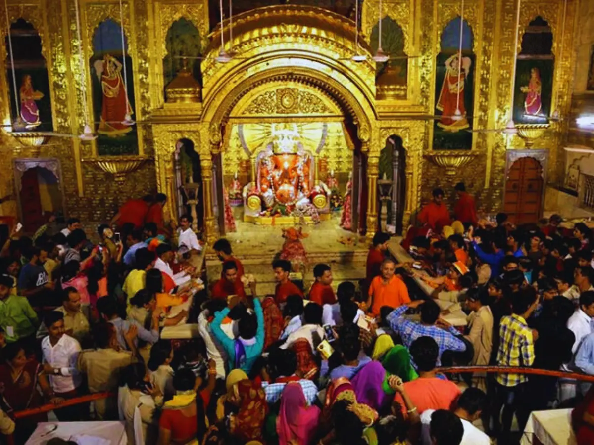 जयपुर के गणपति ने तोड़ी वर्षों पुरानी परंपरा, जानें क्यों 31 घंटे तक खुले रहे मंदिर के पट? जयपुर के गणपति ने तोड़ी वर्षों पुरानी परंपरा, जानें क्यों 31 घंटे तक खुले रहे मंदिर के पट?