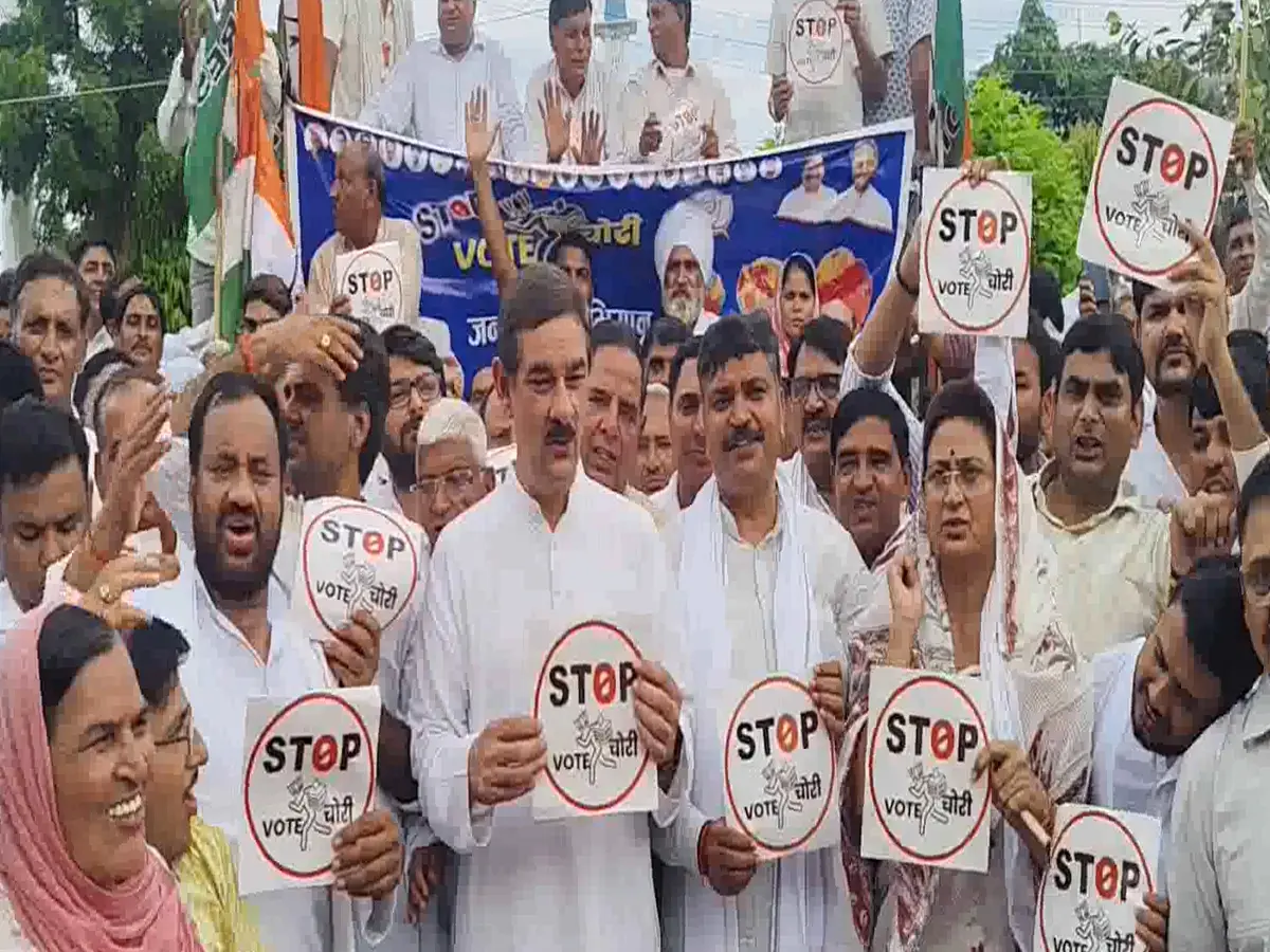 Alwar में गूंजे 'वोट चोर, गद्दी छोड़', के नारे, कांग्रेस कार्यकर्ताओं का हल्ला बोल, टीकाराम जूली बोले...