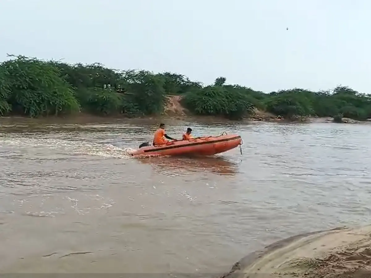 जालौर के आसाणा में जवाई नदी में डूब गए 5 घरों के चिराग, पूरे गांव में पसरा मातम जालौर के आसाणा में जवाई नदी में डूब गए 5 घरों के चिराग, पूरे गांव में पसरा मातम