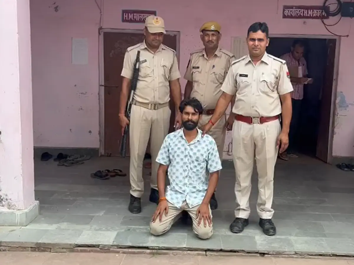 धौलपुर में किराना व्यापारी पर फायरिंग कर जानलेवा हमला, 2 आरोपी अरेस्ट धौलपुर में किराना व्यापारी पर फायरिंग कर जानलेवा हमला, 2 आरोपी अरेस्ट