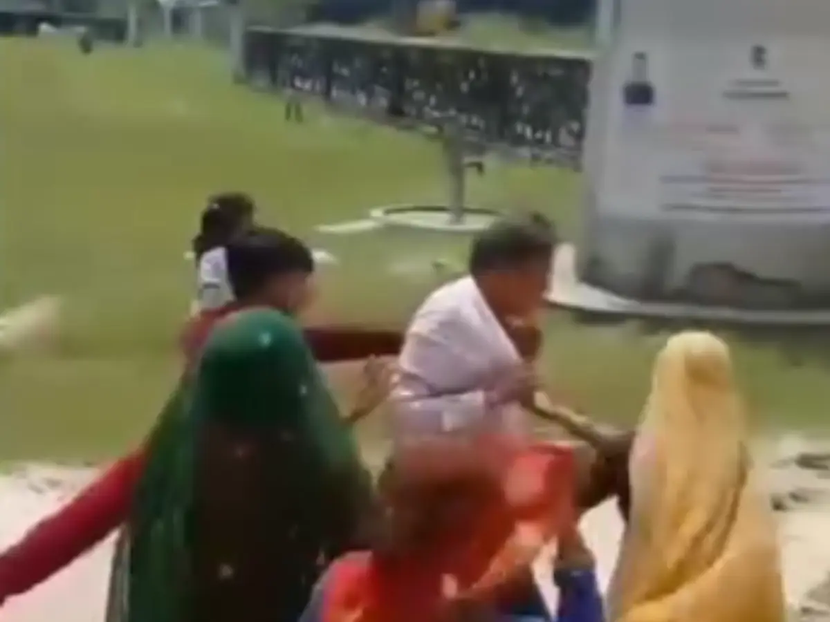 Dausa: स्कूल के टीचर पर लगे छात्रा के साथ छेड़छाड़ के आरोप,ग्रामीणों ने की धुनाई Dausa: स्कूल के टीचर पर लगे छात्रा के साथ छेड़छाड़ के आरोप,ग्रामीणों ने की धुनाई