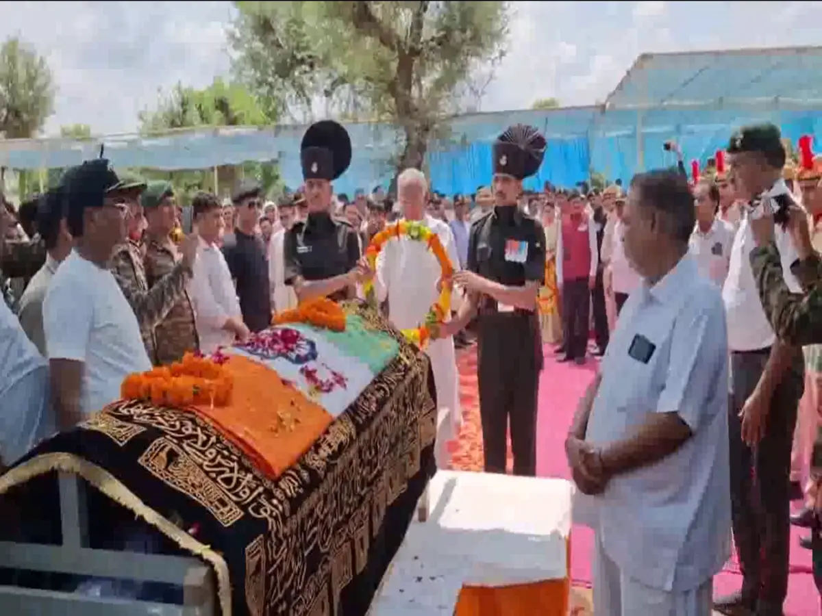 रो पड़ा पूरा गांव! जब शहीद इकबाल की 10 साल की बेटी मायरा को सौंपा गया तिरंगा रो पड़ा पूरा गांव! जब शहीद इकबाल की 10 साल की बेटी मायरा को सौंपा गया तिरंगा