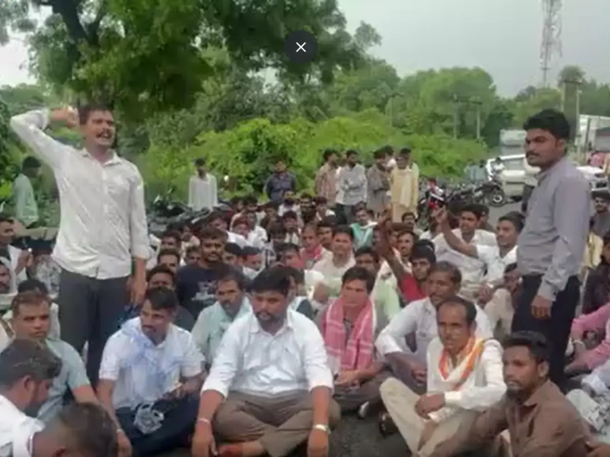 धरियावद कृषि मंडी विवाद में गरमाया माहौल, सीमांकन की मांग पर सड़क पर उतरे विधायक धरियावद कृषि मंडी विवाद में गरमाया माहौल, सीमांकन की मांग पर सड़क पर उतरे विधायक