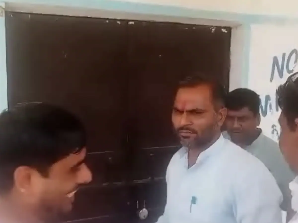 Tijara: गुस्साए लोगों ने जलदाय विभाग कार्यालय पर की तालाबंदी, कर्मचारी अंदर बंद Tijara: गुस्साए लोगों ने जलदाय विभाग कार्यालय पर की तालाबंदी, कर्मचारी अंदर बंद