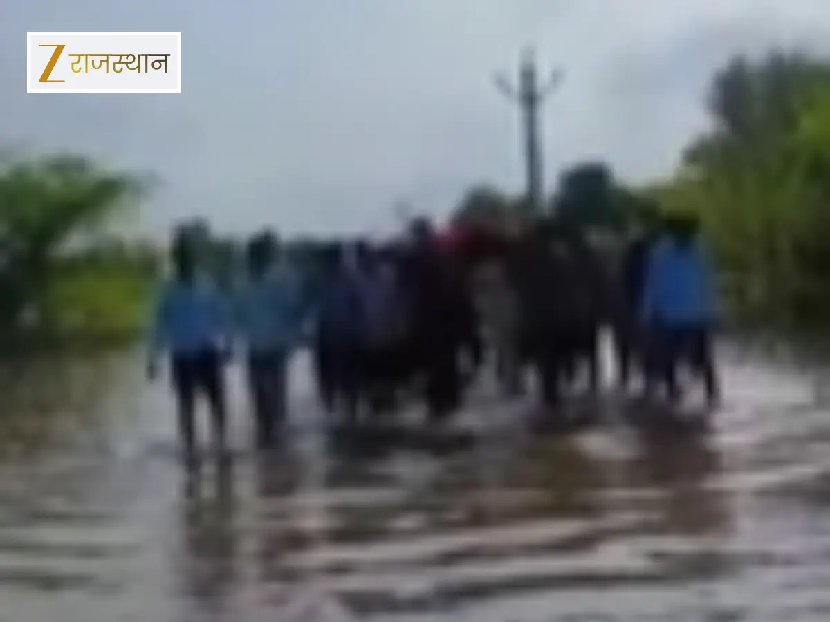 प्रतापगढ़ में PWD की अनदेखी ने नर्क की राहगीरों की जिंदगी, अंतिम यात्रा के लिए भी करनी पड़ रही जद्दोजहद, हाल बेहाल के बाद भी नहीं कोई सुध-बुध
