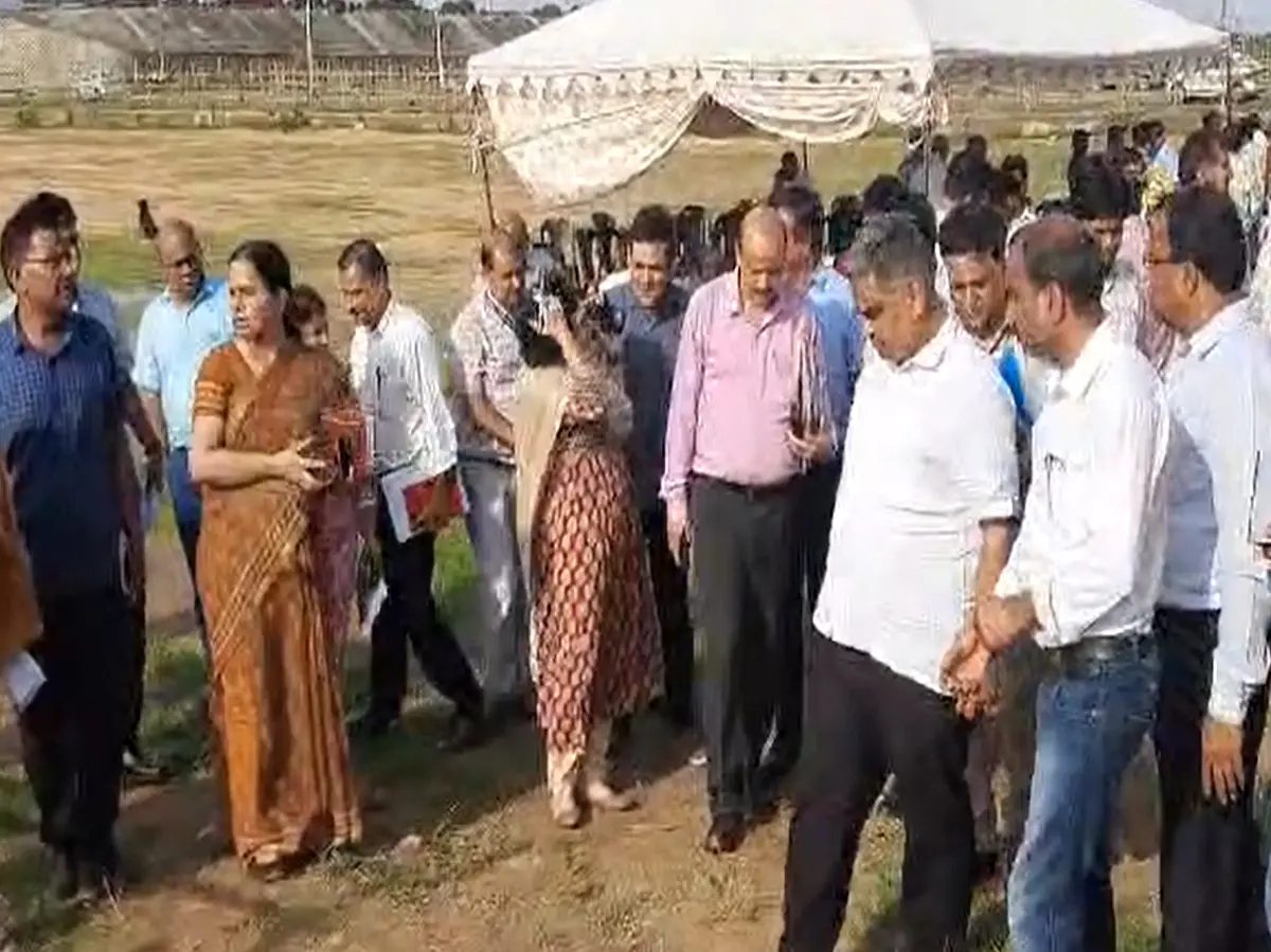 सहकारिता AC कांड में अफसरों को कठोर कार्रवाई से बचाने की कोशिश, 16 सीसी के बजाय 17 सीसी में थमाई चार्जशीट सहकारिता AC कांड में अफसरों को कठोर कार्रवाई से बचाने की कोशिश, 16 सीसी के बजाय 17 सीसी में थमाई चार्जशीट