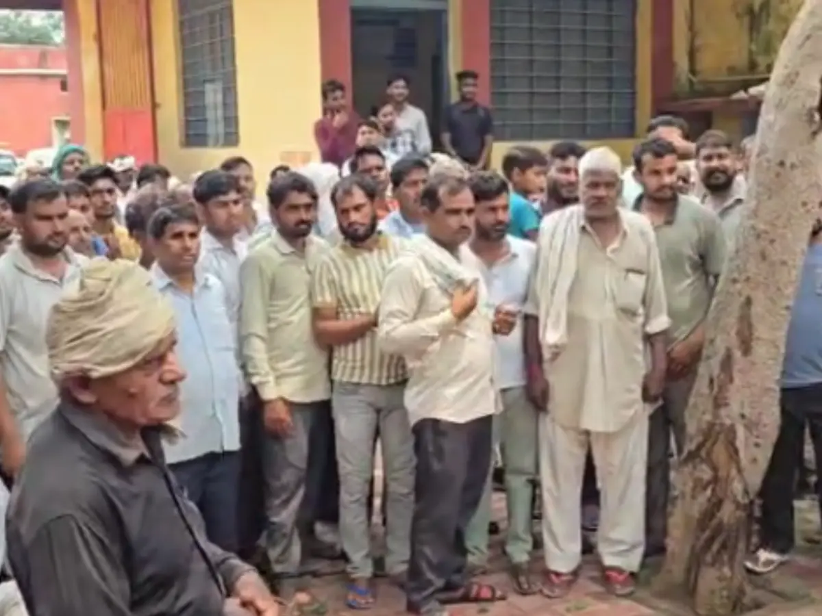 खेड़ी गांव में लाखों की भैंसें चोरी, 200 से ज्यादा लोगों ने किया थाने का घेराव खेड़ी गांव में लाखों की भैंसें चोरी, 200 से ज्यादा लोगों ने किया थाने का घेराव