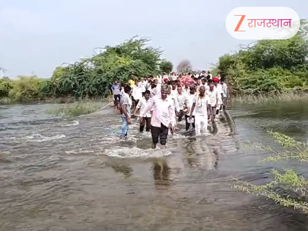 पानी में डूबा श्मशान घाट! कंधों पर अर्थी उठा बहते पानी से गुजरे ग्रामीण
