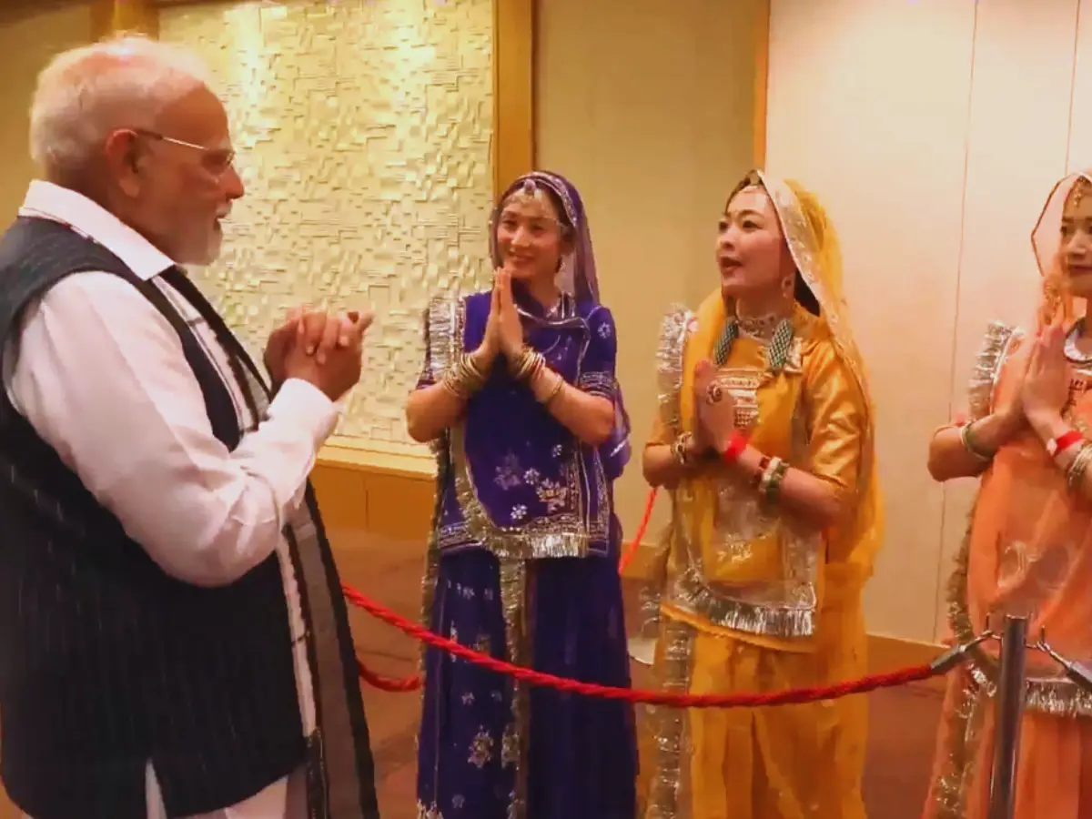 पीएम मोदी का टोक्यो दौरा, जापानी महिलाओं ने राजस्थानी अंदाज में कुछ यूं किया स्वागत पीएम मोदी का टोक्यो दौरा, जापानी महिलाओं ने राजस्थानी अंदाज में कुछ यूं किया स्वागत