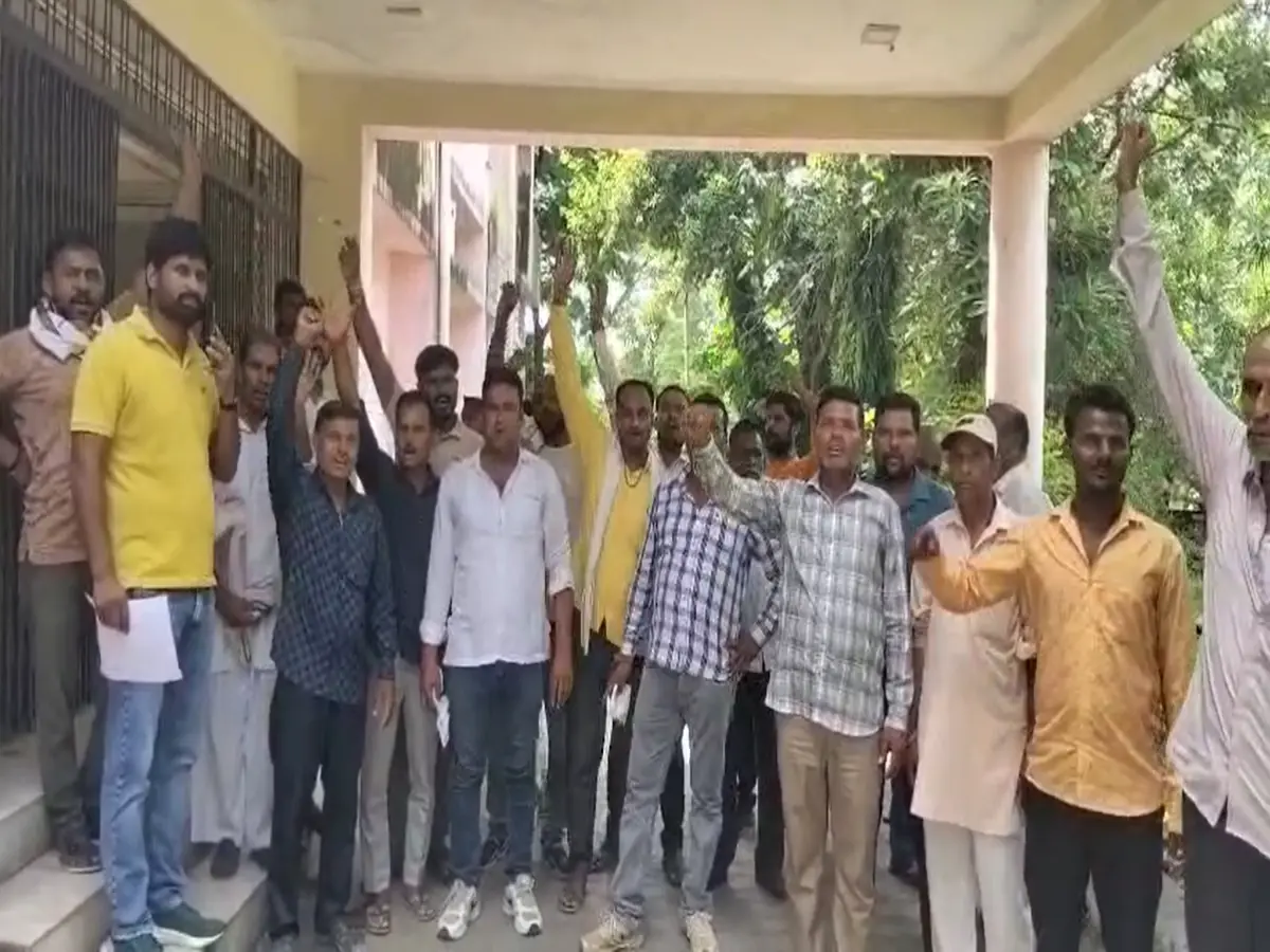 बारां में गोपाल क्रेडिट कार्ड योजना में फर्जीवाड़ा, किसानों का सहकार भवन पर घेराव