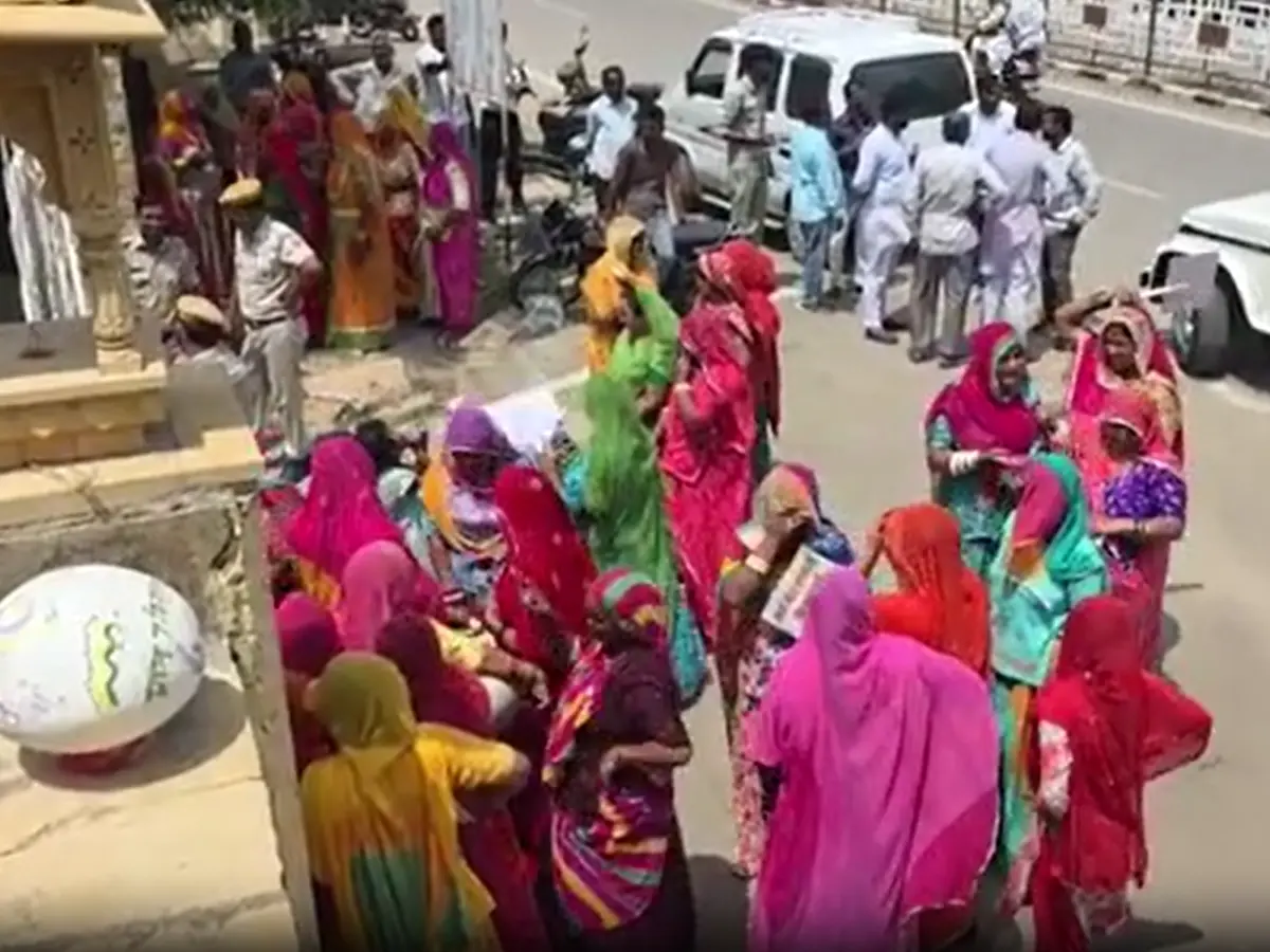 बिजली-पानी की समस्या से परेशान महिलाओं का फूटा गुस्सा, कांग्रेस कार्यालय से कलेक्ट्रेट तक निकाली रैली बिजली-पानी की समस्या से परेशान महिलाओं का फूटा गुस्सा, कांग्रेस कार्यालय से कलेक्ट्रेट तक निकाली रैली