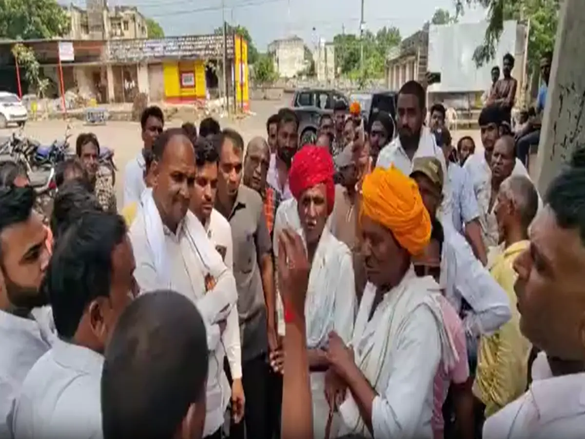 झालावाड़ मंडी में बवाल! किसान की उपज गायब, व्यापारियों पर कार्रवाई की मांग झालावाड़ मंडी में बवाल! किसान की उपज गायब, व्यापारियों पर कार्रवाई की मांग