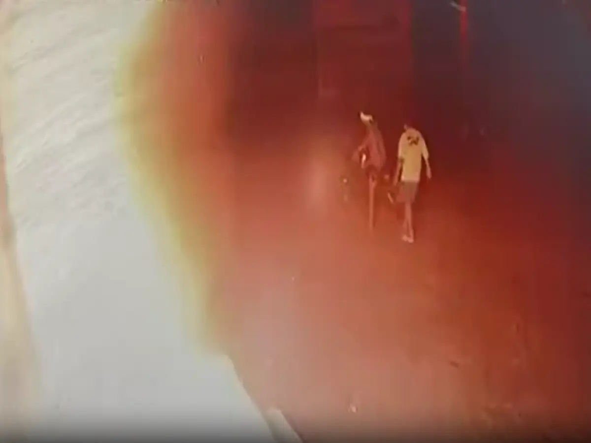 Bikaner: आधी रात शराब न मिलने पर युवक ने ठेका जलाया! CCTV में कैद हुई घटना Bikaner: आधी रात शराब न मिलने पर युवक ने ठेका जलाया! CCTV में कैद हुई घटना