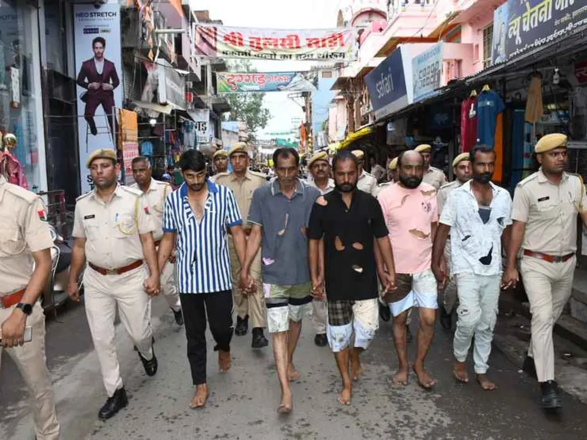 नशे के सौदागरों की पुलिस ने सड़कों पर कराई परेड, एक आर्मी जवान सहित 6 गिरफ्तार