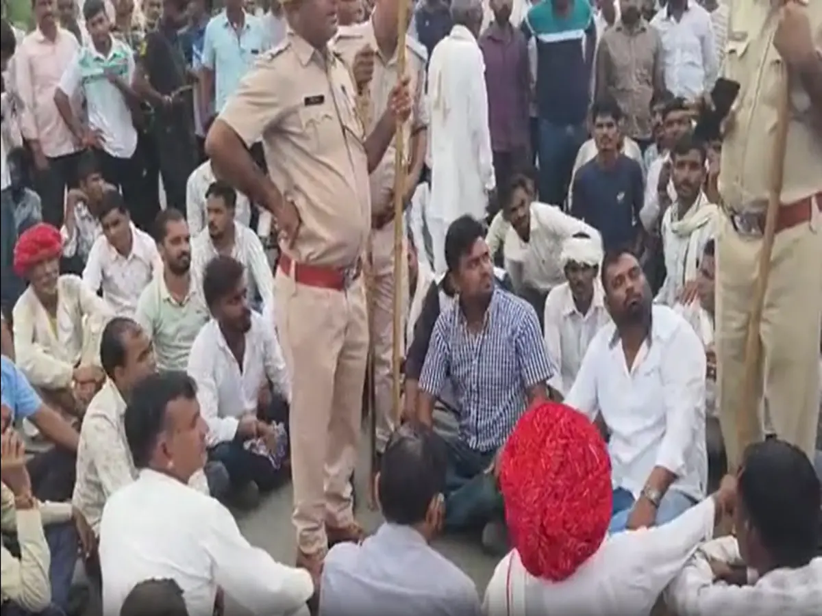 Ajmer News: खुशीराम हत्याकांड! ग्रामीणों का फूटा गुस्सा, हाईवे किया जाम Ajmer News: खुशीराम हत्याकांड! ग्रामीणों का फूटा गुस्सा, हाईवे किया जाम