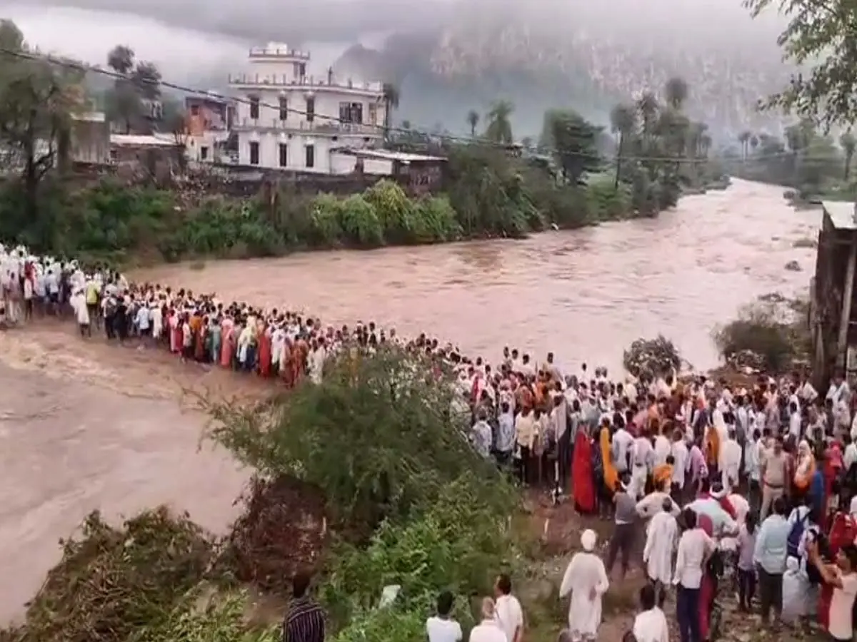 Alwar News : भर्तृहरि मेले के दौरान नदी-नाला तूफान पर, आफत में दिखी हजारों श्रद्धालु की जान Alwar News : भर्तृहरि मेले के दौरान नदी-नाला तूफान पर, आफत में दिखी हजारों श्रद्धालु की जान