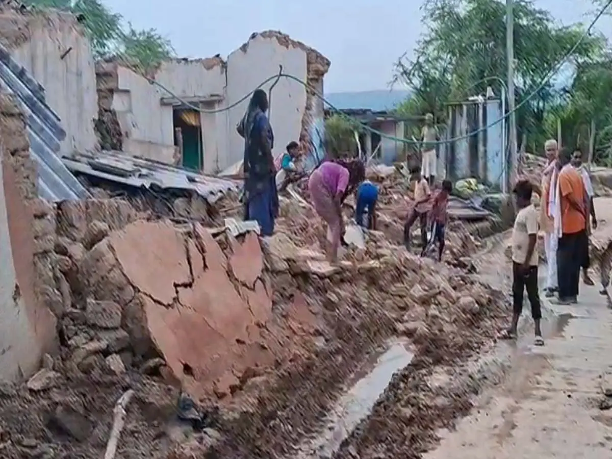 बूंदी में बादल फटने जैसे थे हालात, अब तिनको को बीन रहे लोग बूंदी में बादल फटने जैसे थे हालात, अब तिनको को बीन रहे लोग