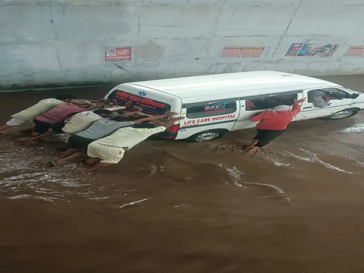 Churu News: बारिश ने चुरू में रोकी रफ्तार! रतनगढ़-सरदारशहर मार्ग पर जलभराव से एम्बुलेंस फंसी Churu News: बारिश ने चुरू में रोकी रफ्तार! रतनगढ़-सरदारशहर मार्ग पर जलभराव से एम्बुलेंस फंसी