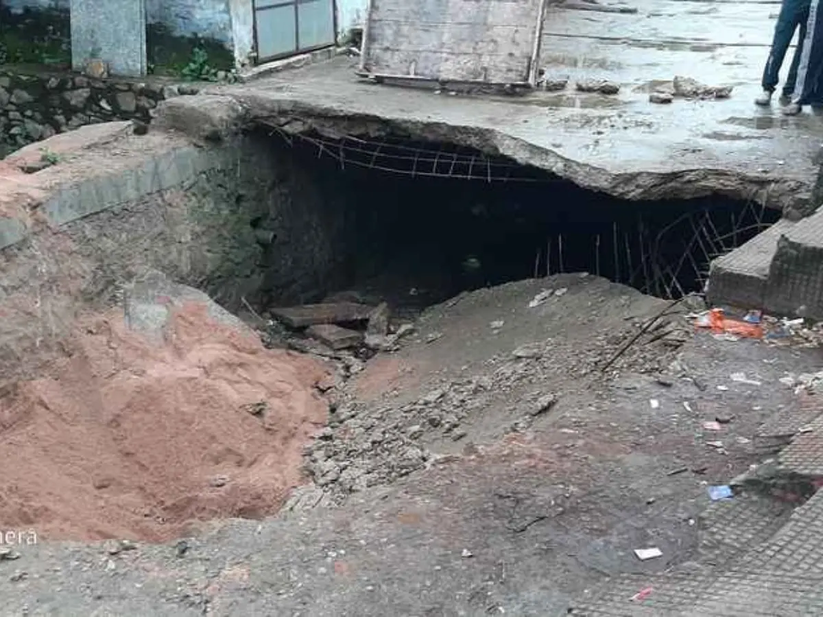 ओवरलोड बजरी से भरे ट्रैक्टर-ट्रॉली से टूटी पुलिया, बाल-बाल बचा ड्राइवर