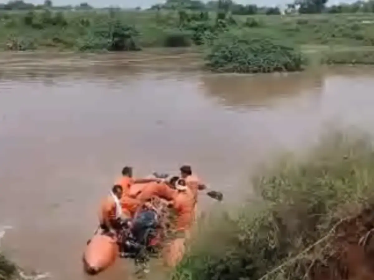 अलवर-करौली हाईवे के पास रूपा रेल नदी में बह गया युवक, 4 घंटे से खोज जारी अलवर-करौली हाईवे के पास रूपा रेल नदी में बह गया युवक, 4 घंटे से खोज जारी