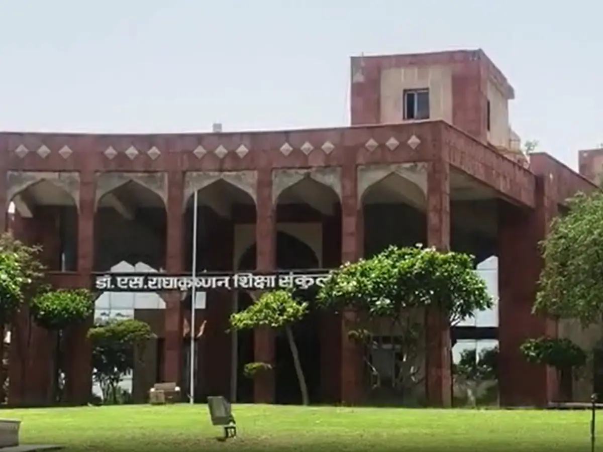 स्कूल में लेक्चरर पर छात्राओं से यौन शोषण का आरोप, पत्नी की शिकायत पर सस्पेंड