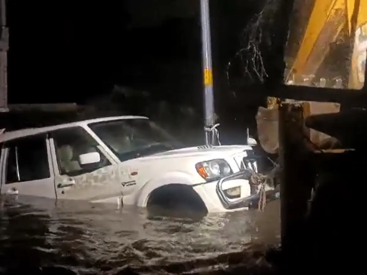 आमेर में नाले में बही कार, स्थानीय लोगों ने बचाई जान आमेर में नाले में बही कार, स्थानीय लोगों ने बचाई जान