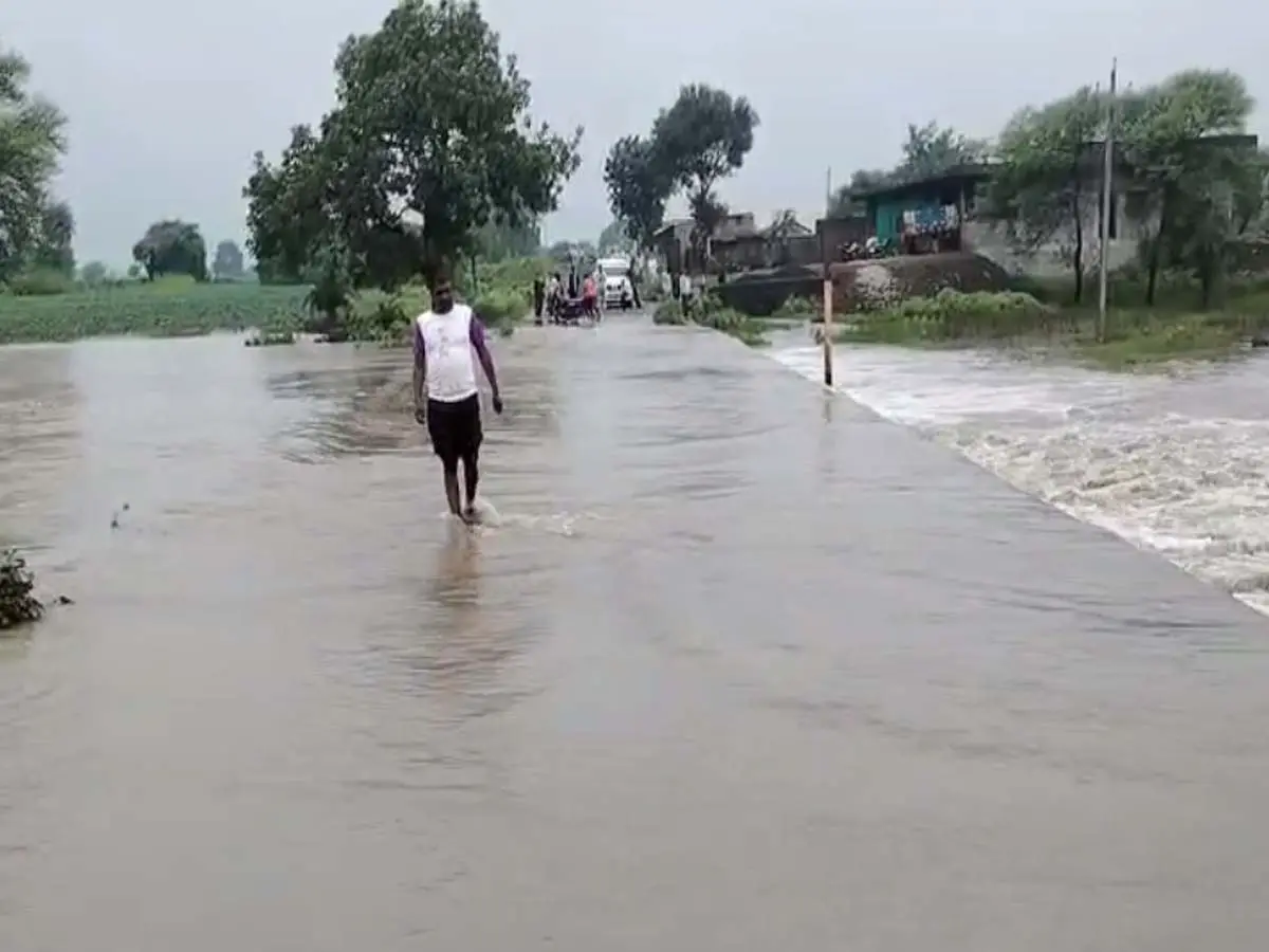 भारी बारिश से छलक गया जाखम बांध, निचले इलाकों के लोग सतर्क रहें भारी बारिश से छलक गया जाखम बांध, निचले इलाकों के लोग सतर्क रहें