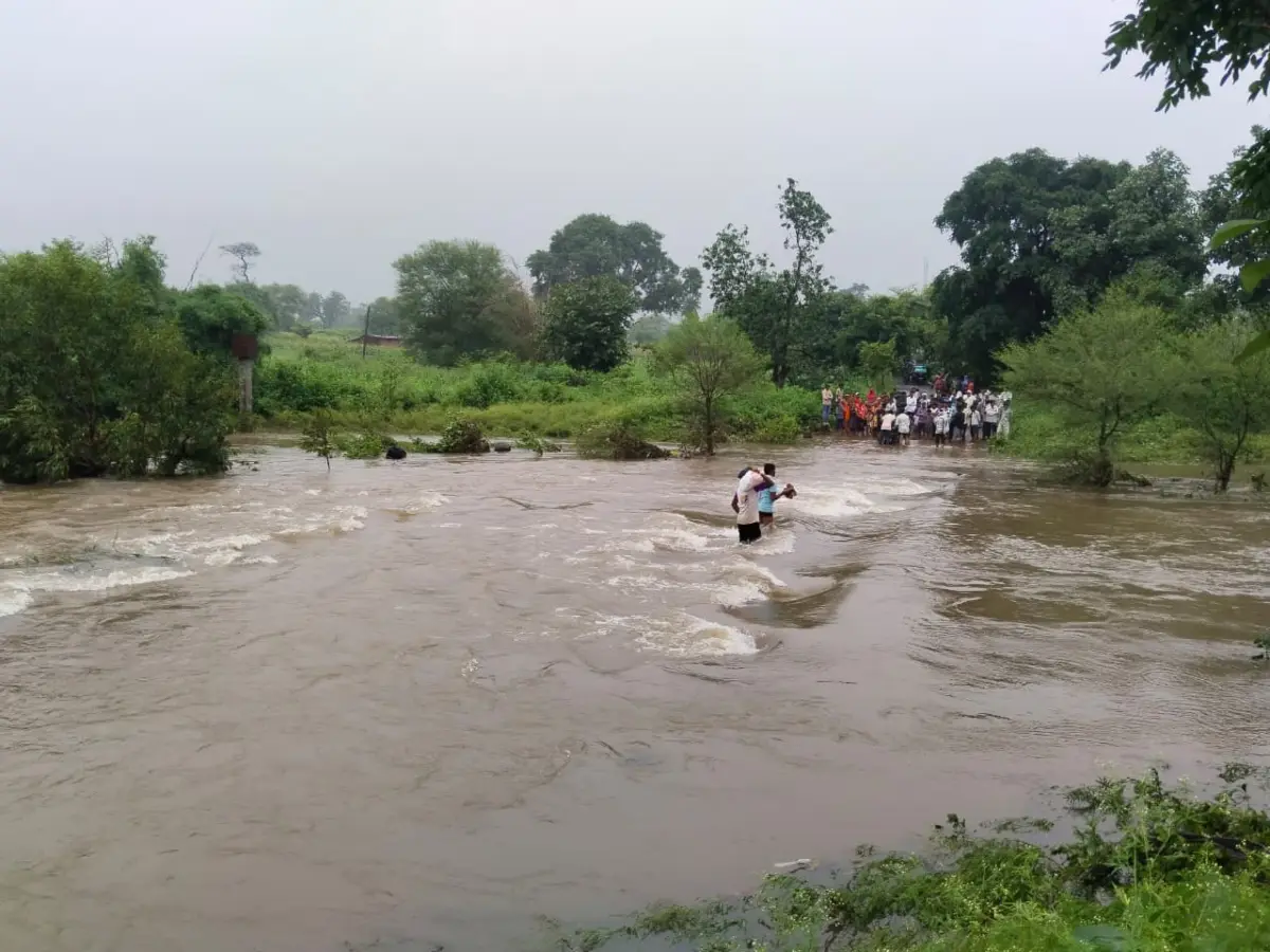 जान जोखिम में डाल पुल कर रहे हैं पार
