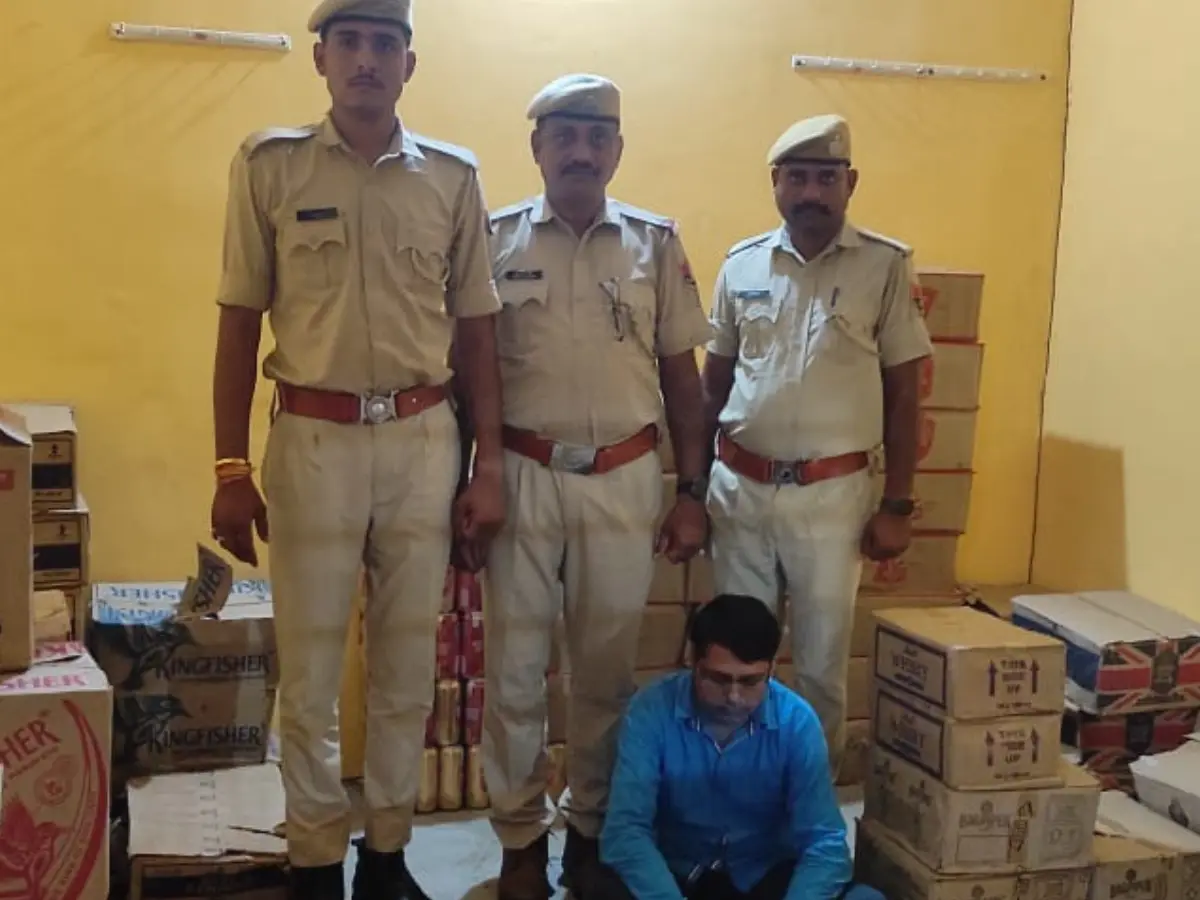 Banswara News: किराना की दुकान में अवैध शराब की बिक्री, 80 पेटी जब्त Banswara News: किराना की दुकान में अवैध शराब की बिक्री, 80 पेटी जब्त