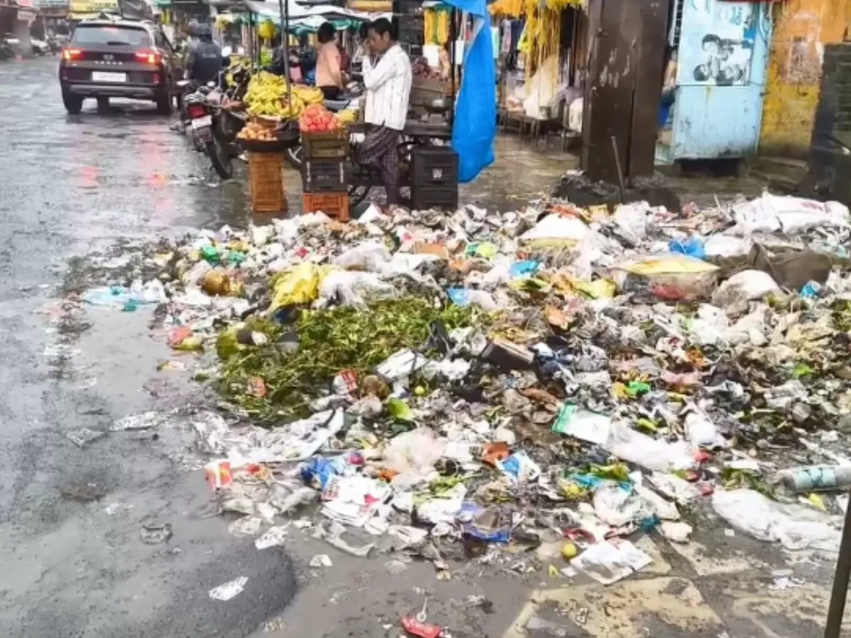 Pratapgarh: अरनोद कस्बे में हालात हुए बेकाबू, 6 दिनों से सफाई कर्मियों की हड़ताल Pratapgarh: अरनोद कस्बे में हालात हुए बेकाबू, 6 दिनों से सफाई कर्मियों की हड़ताल