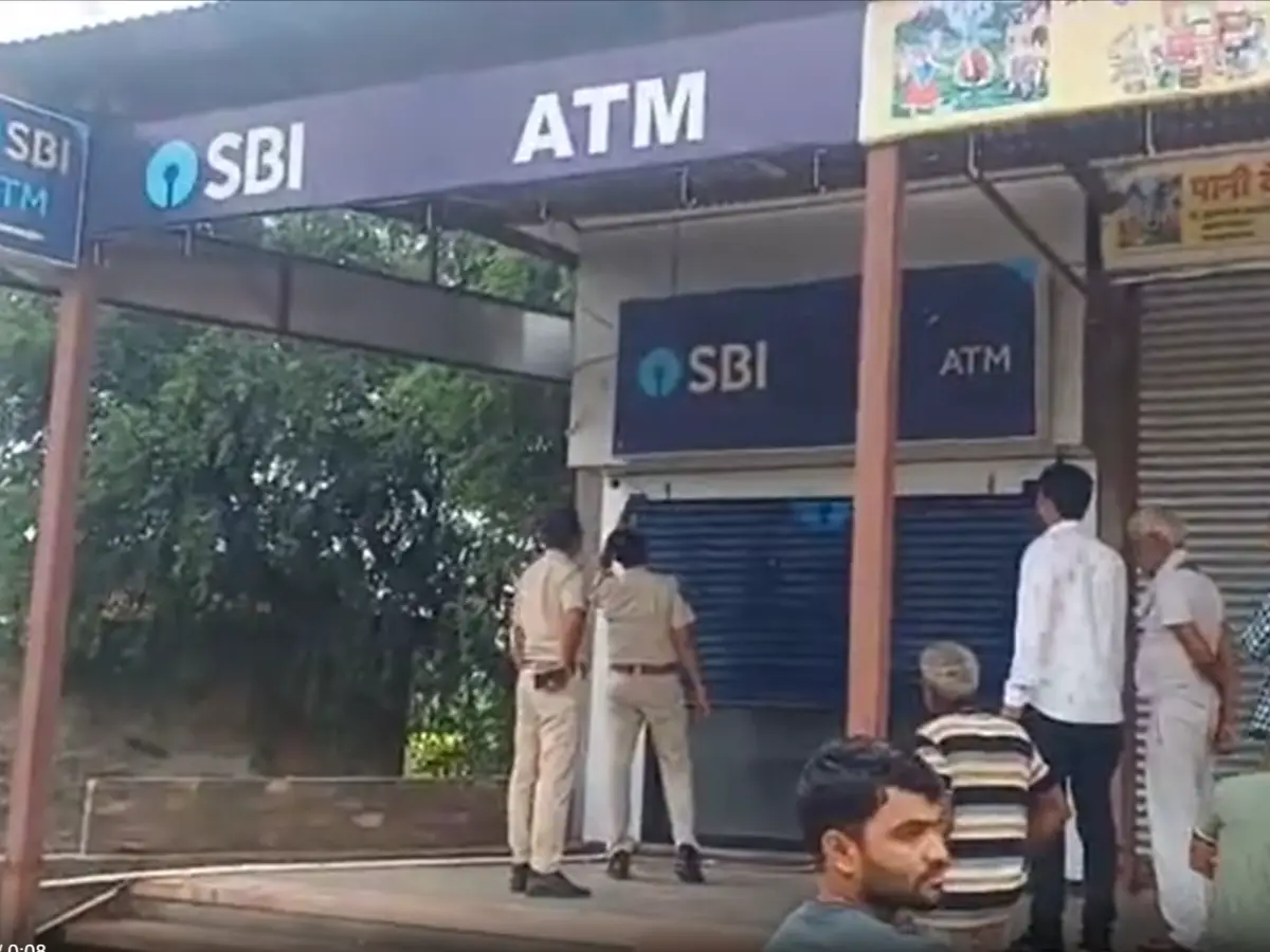 पहले CCTV कैमरे पर मारा स्प्रे, फिर चोरों ने ATM से लूटे लाखों रुपये