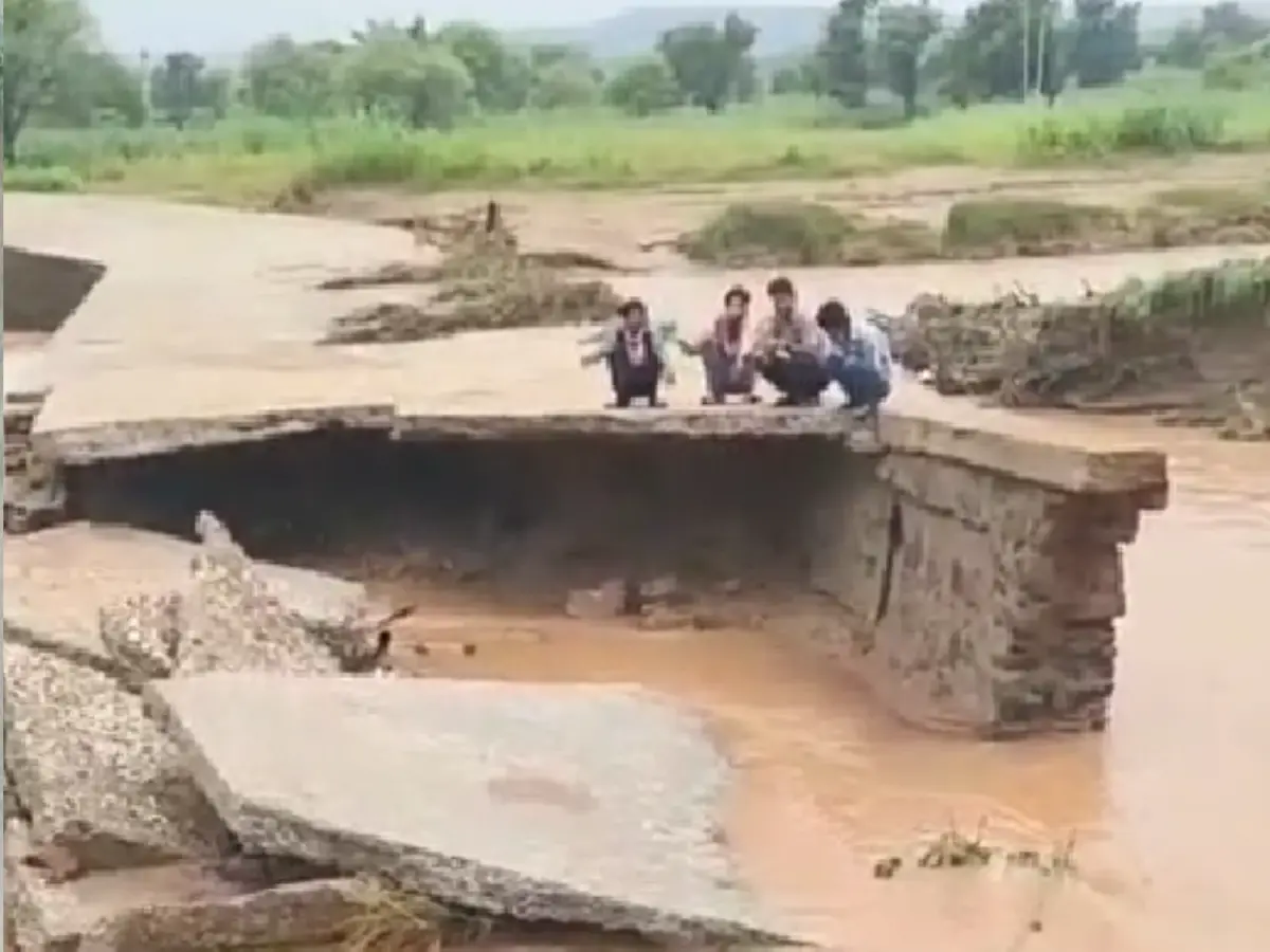 Karauli News: पहली बारिश में ढही पुलिया और सड़क, 2024 में हुआ था निर्माण