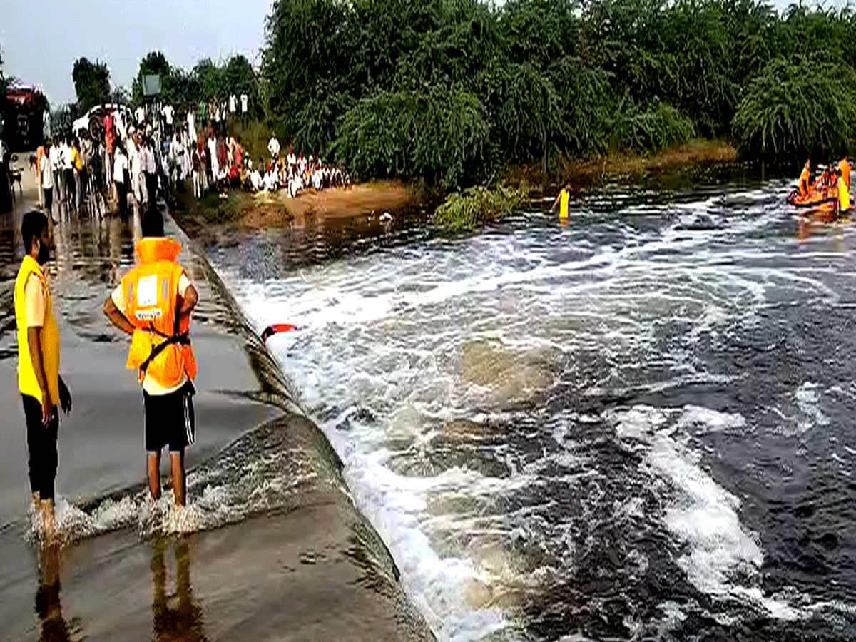जालौर के आहोर में रपट पार करते समय बिगड़ा बाइक का बैलेंस, तेज धार में बहे 3 युवक, 1 लापता जालौर के आहोर में रपट पार करते समय बिगड़ा बाइक का बैलेंस, तेज धार में बहे 3 युवक, 1 लापता