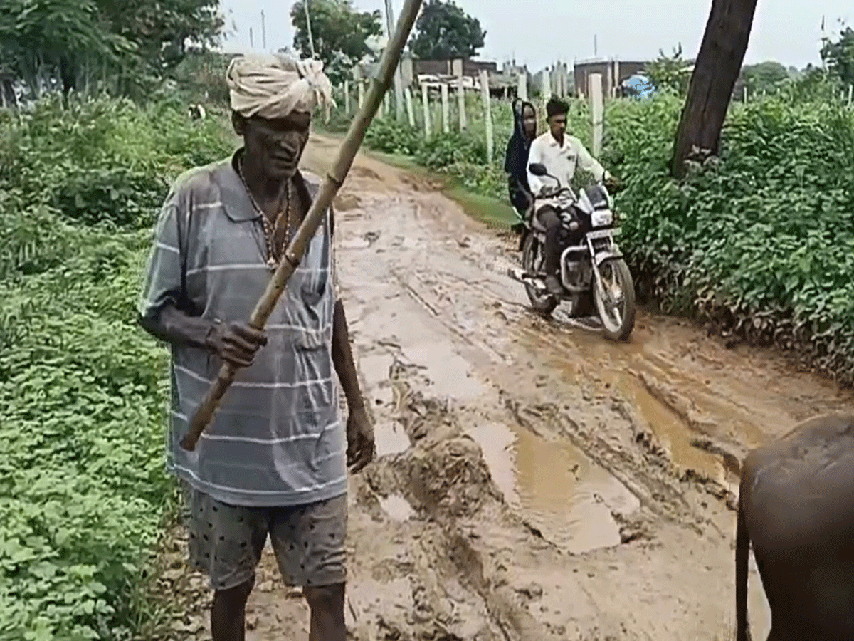 Chhani-Mahudi-Godalia road in dhariyawad