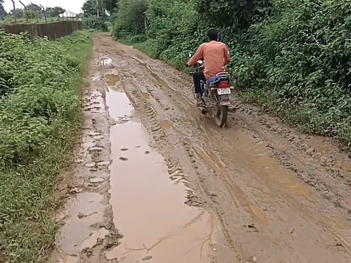 Chhani-Mahudi-Godalia road in dhariyawad