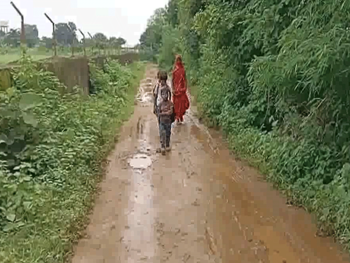 Chhani-Mahudi-Godalia road in dhariyawad
