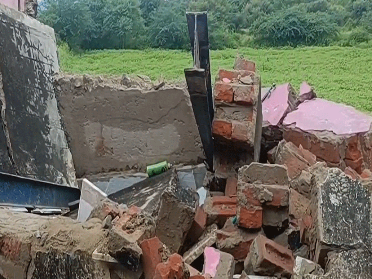 सीकर में बारिश ने फिर छीना गरीब का आशियाना, आवाज सुनते ही बच्चों को लेकर भागी महिला सीकर में बारिश ने फिर छीना गरीब का आशियाना, आवाज सुनते ही बच्चों को लेकर भागी महिला