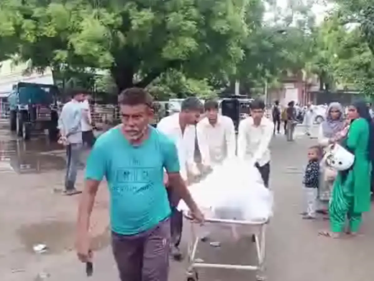 Alwar: युवक को चिता से उठा पहुंचाया गया अस्पताल! श्मशान घाट पर भिड़े दो गुट Alwar: युवक को चिता से उठा पहुंचाया गया अस्पताल! श्मशान घाट पर भिड़े दो गुट