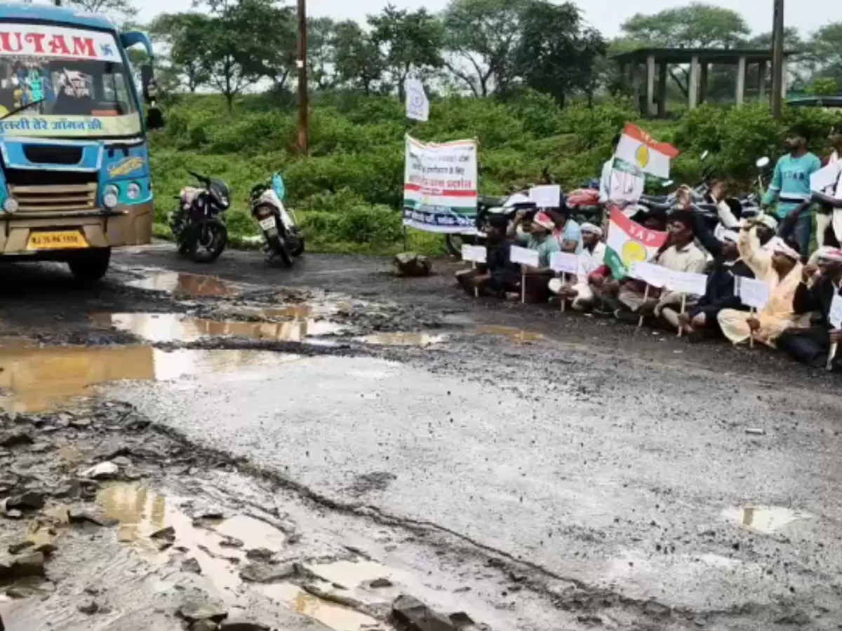 Pratapgarh: खस्ताहाल सड़क पर उबाल,भारत आदिवासी पार्टी का अनिश्चितकालीन धरना शुरू