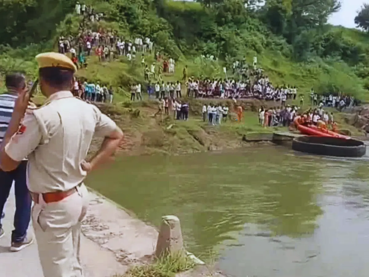 प्रतापगढ़ में पुलिया पार करते समय नदी में गिरा शिक्षक, तलाश जारी प्रतापगढ़ में पुलिया पार करते समय नदी में गिरा शिक्षक, तलाश जारी