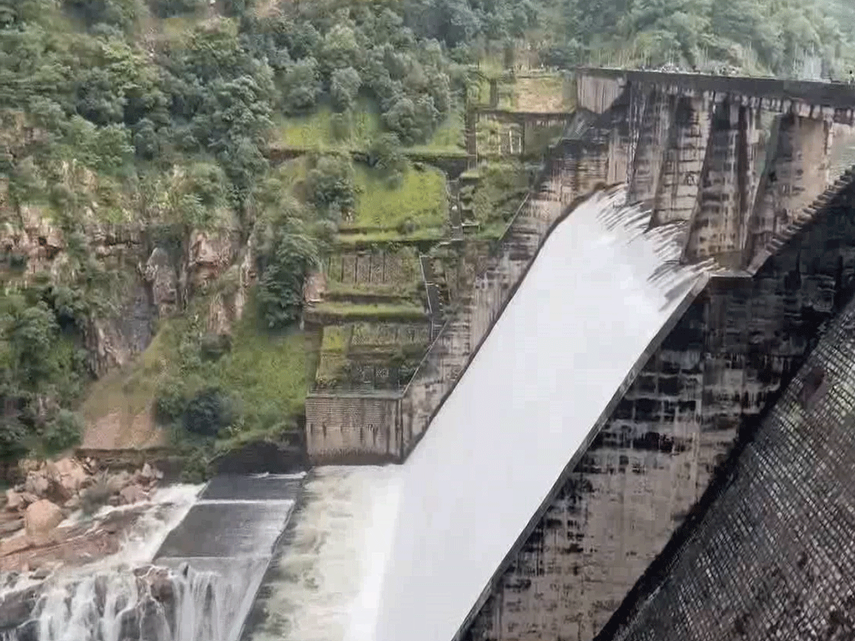 Pratapgarh Weather Update: प्रतापगढ़ में झमाझम बारिश से लबालब हुए जलाशय, किसानों के चेहरे पर छाई खुशी Pratapgarh Weather Update: प्रतापगढ़ में झमाझम बारिश से लबालब हुए जलाशय, किसानों के चेहरे पर छाई खुशी